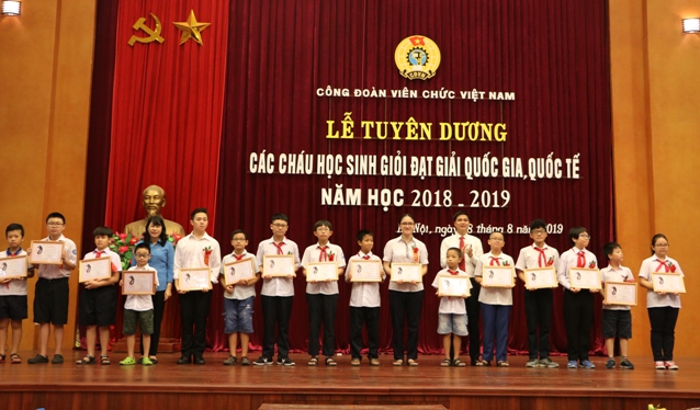 Công đoàn Viên chức Việt Nam: Tổ chức Tuyên dương 186 các cháu học sinh giỏi đạt giải quốc gia, quốc tế năm học 2018 - 2019