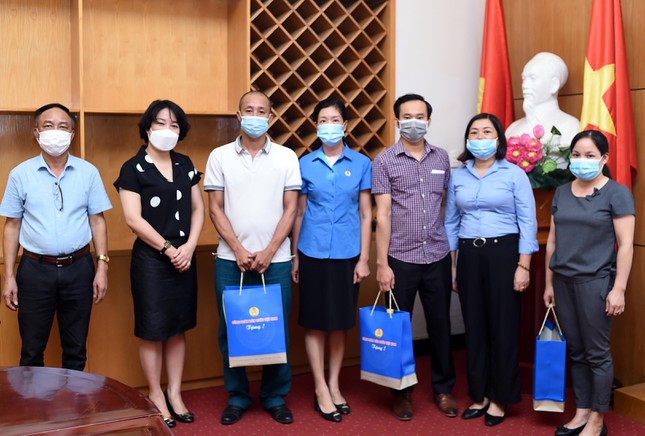 Công đoàn Viên chức Việt Nam tặng quà người lao động khó khăn vì COVID-19