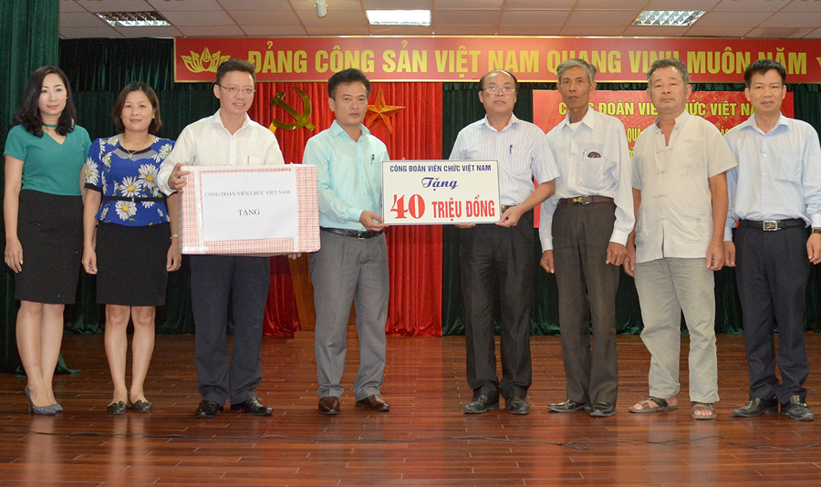 Công đoàn Viên chức Việt Nam thăm, tặng quà Trung tâm điều dưỡng người có công Hải Phòng