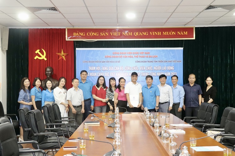 Công đoàn Viên chức Việt Nam thăm, tặng quà cho đoàn viên, người lao động có hoàn cảnh khó khăn trong dịp Tháng Công nhân năm 2023