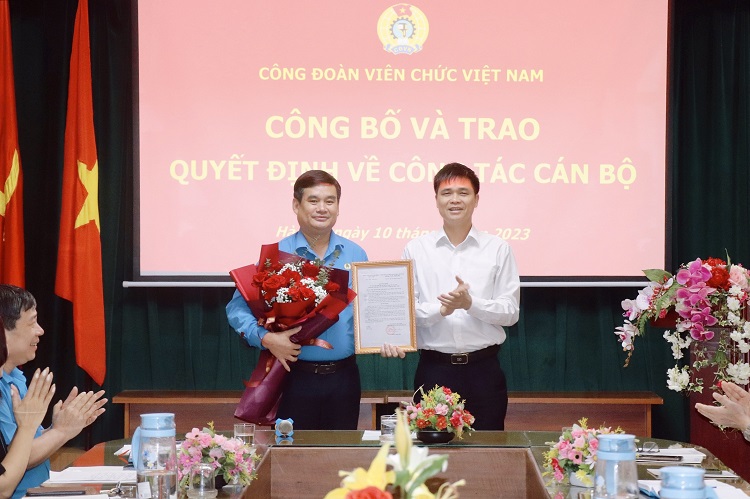 Trao quyết định công nhận chức danh Phó Chủ tịch Công đoàn Viên chức Việt Nam