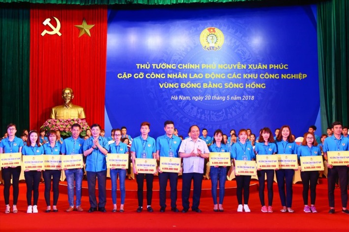 Thủ tướng Nguyễn Xuân Phúc và Chủ tịch TLĐLĐVN Bùi Văn Cường trao học bổng cho 65 công nhân. Ảnh Sơn Tùng