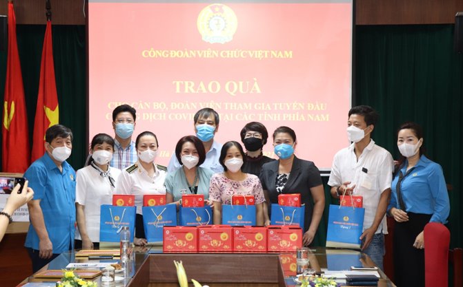Công đoàn Viên chức Việt Nam -  Tiếp nhận và trao 750 phần quà cho con cán bộ, đoàn viên tuyến đầu chống dịch tại các tỉnh phía Nam nhân dịp Tết Trung thu năm 2021