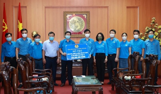 Tổng Liên đoàn Lao động Việt Nam tặng quà công nhân tỉnh Bắc Ninh và Bắc Giang