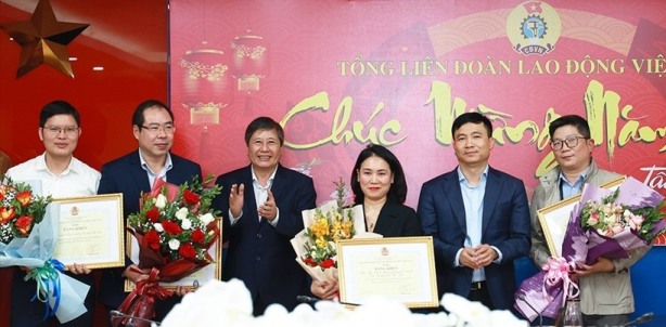Tổng Liên đoàn Lao động Việt Nam khen thưởng các tập thể và cá nhân trong triển khai công tác truyền thông Tết Sum vầy 2021