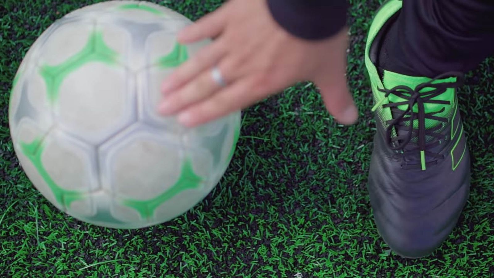 Cách sút bóng bằng ngón chân: Bí quyết bất ngờ để ghi bàn - Sporting Lisbon Việt Nam