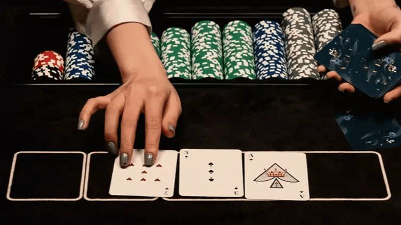 Cách chơi bài Poker 4 lá - Hướng dẫn chi tiết để chiến thắng mọi ván bài