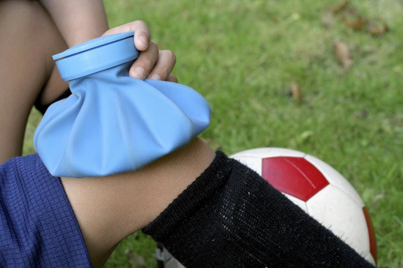 Cách chữa căng cơ khi đá bóng nhanh chóng và hiệu quả nhất