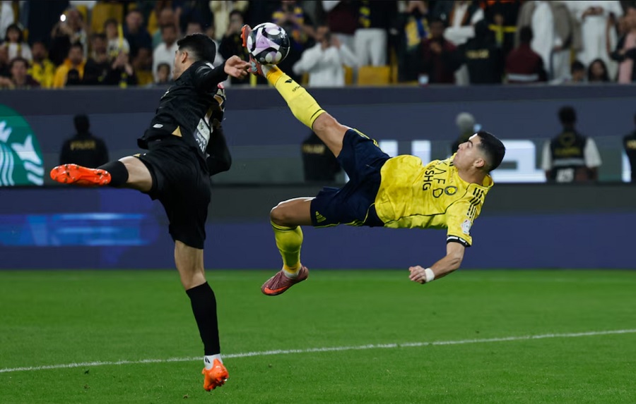 Bàn thắng xe đạp chổng ngược của Cristiano Ronaldo ở tuổi 40 lan truyền khắp thế giới