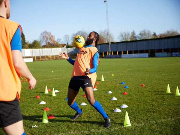 Một chạm là gì trong bóng đá? Mục đích của nó ra sao