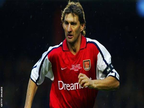 Hậu vệ Arsenal Tony Adams