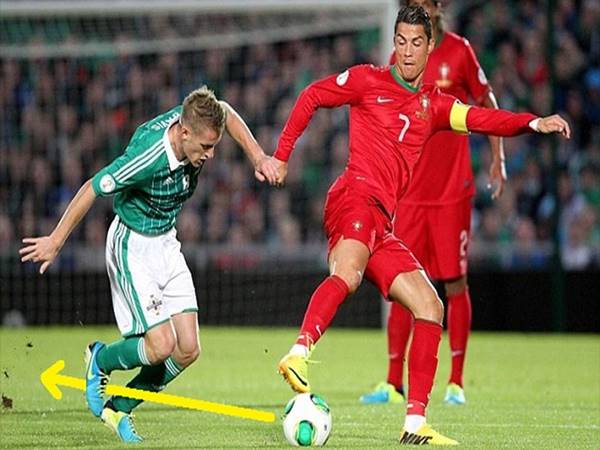 Khi nào cầu thủ nên sử dụng kỹ thuật xâu kim trên sân cỏ