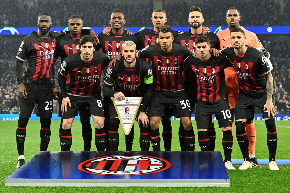 Các cầu thủ AC Milan ăn mừng chiến thắng tại đấu trường Champions League
