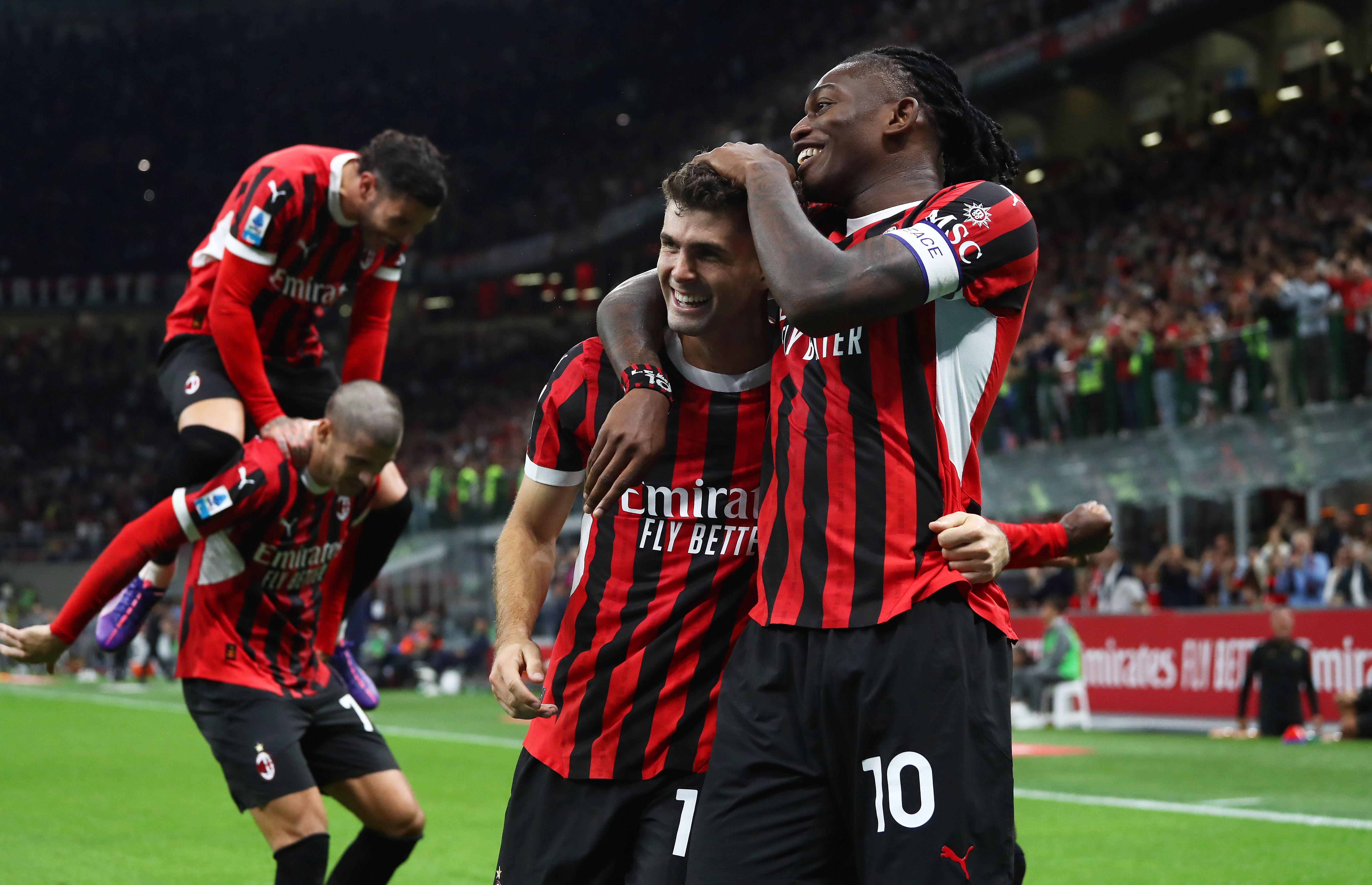Không khí cuồng nhiệt của các cổ động viên AC Milan trên khán đài