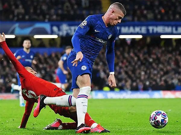 Các tình huống vi phạm trong bóng đá sân 9 người