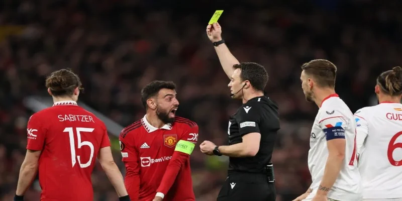 Thẻ vàng trong bóng đá là công cụ kỷ luật của trọng tài