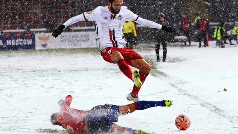 Treo giò cầu thủ trong bóng đá là quy định kỷ luật nghiêm khắc