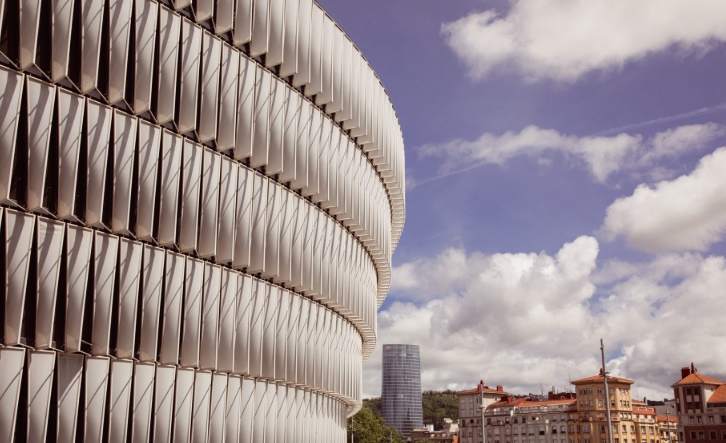 Mặt tiền San Mames đổi màu ban đêm