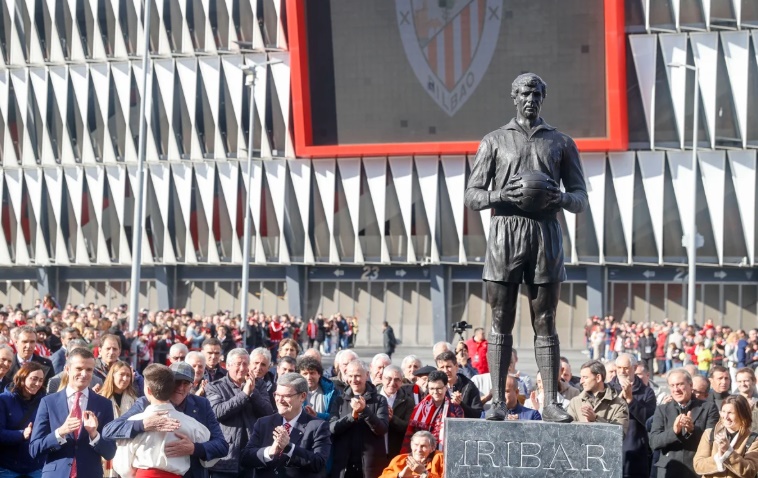 Tượng Iribar trước SVĐ San Mames