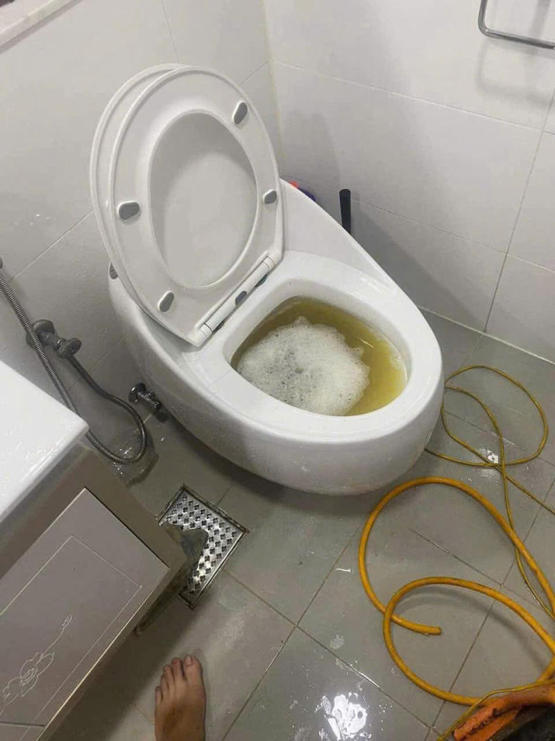 Âm thanh lạ phát ra từ bồn cầu khi hầm chứa bị quá tải