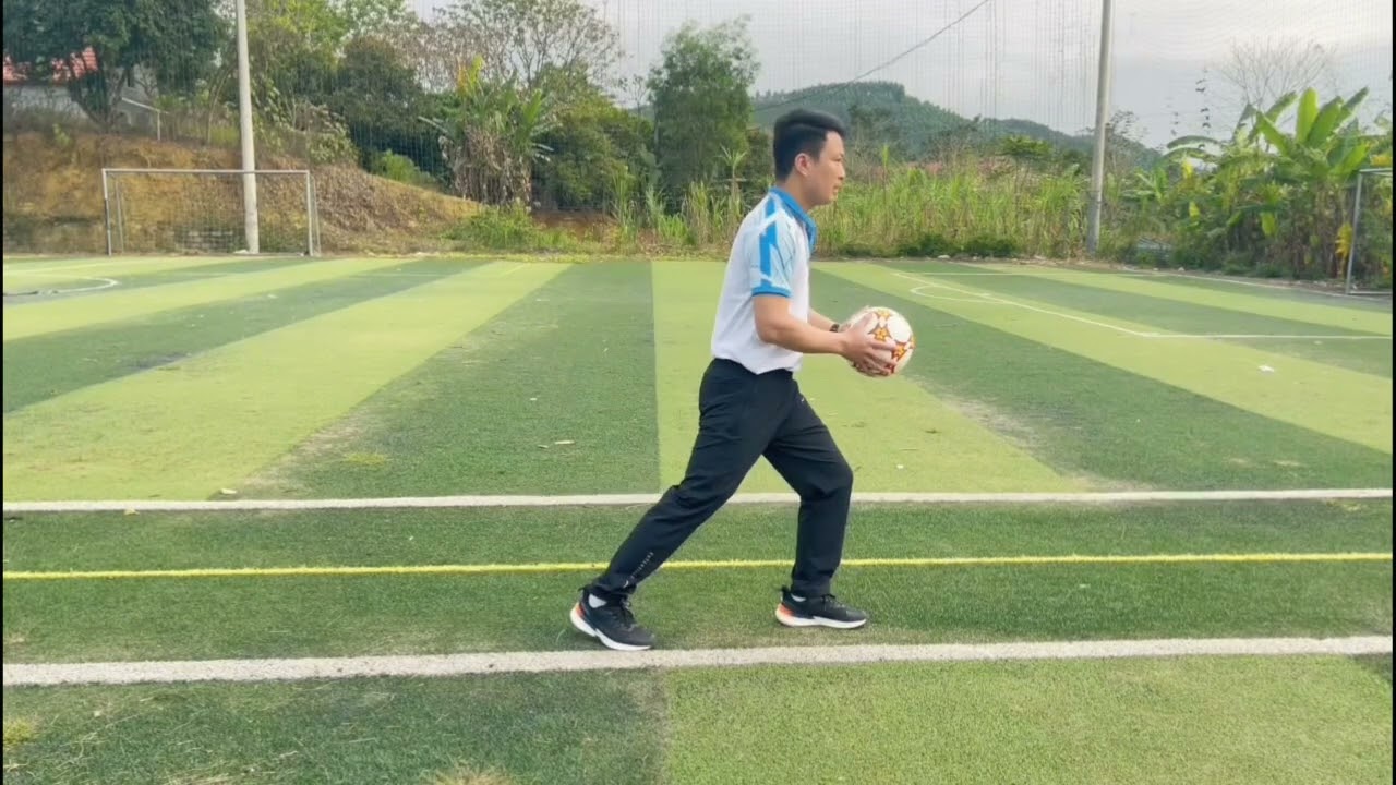 Kỹ thuật thủ môn khép góc - YouTube