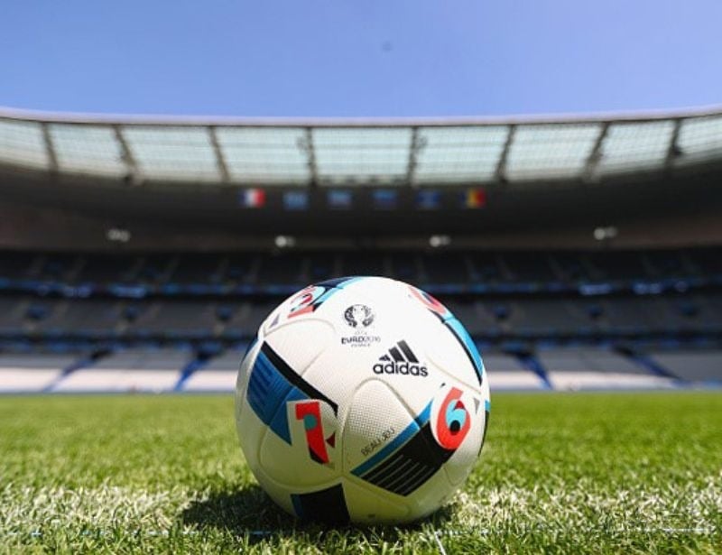 Phân tích tình huống bóng trong cuộc và ngoài cuộc trên sân cỏ