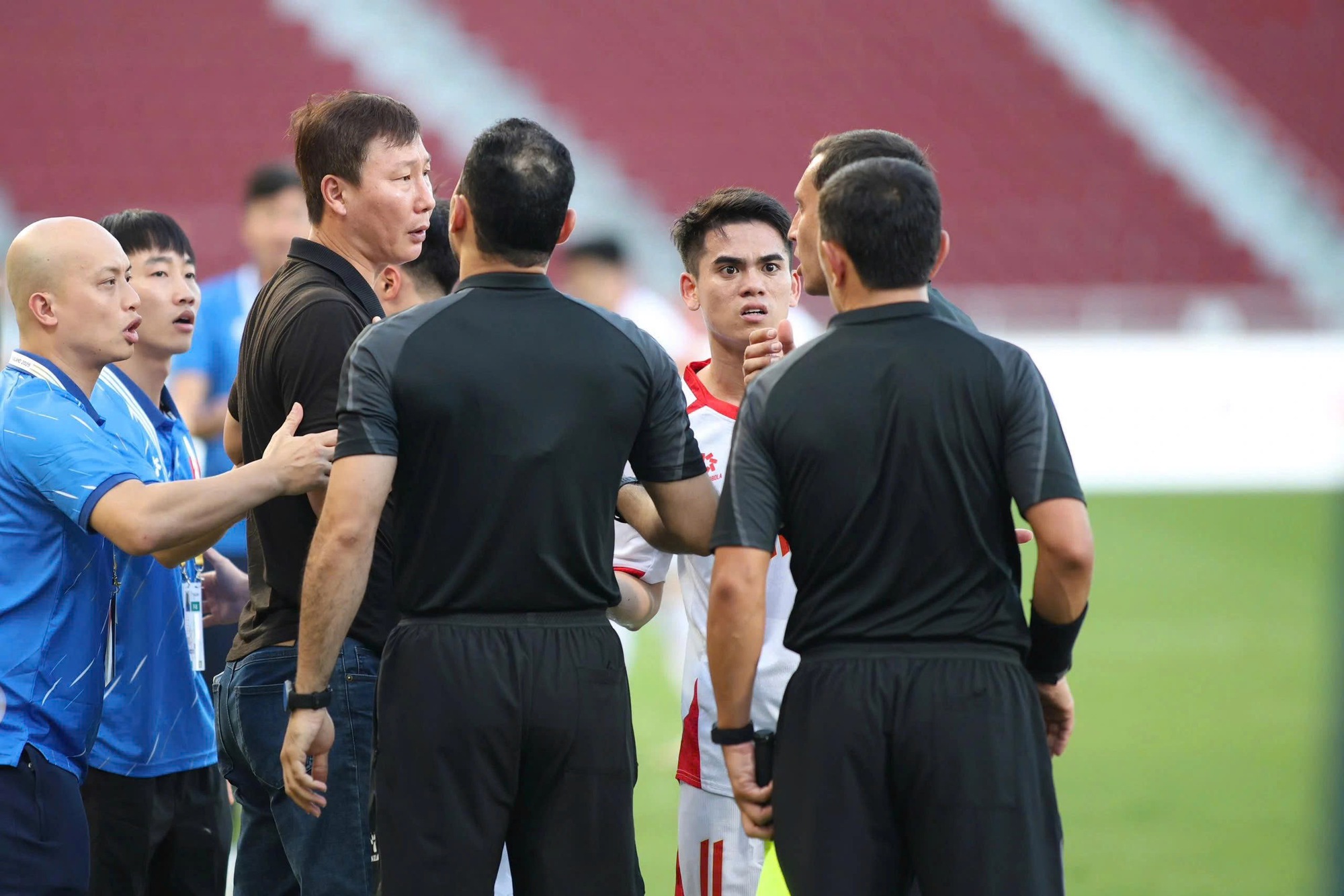 AFC có thể xử lý cả trọng tài chính lẫn trợ lý sau quyết định sai lầm khiến Việt Nam thua Philippines