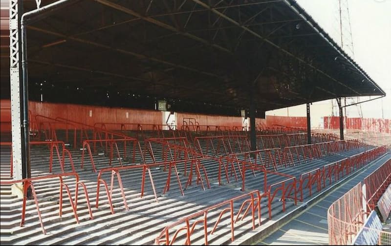 Phá bỏ sân Ayresome năm 1997