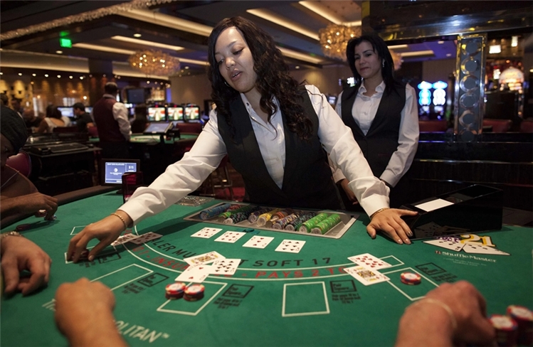 Làm nghề chia bài ở casino, được tiền tip nhiều hơn làm nail - Người Việt Khắp Nơi - https://viendongonline.com
